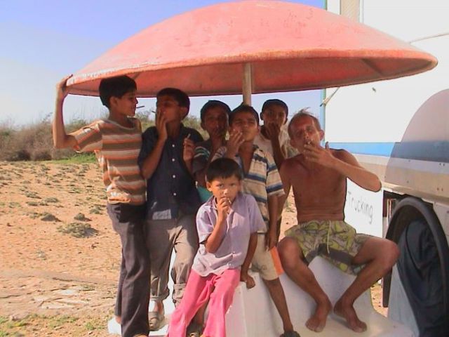 Rauchende Jungs in Diu (Indien)
